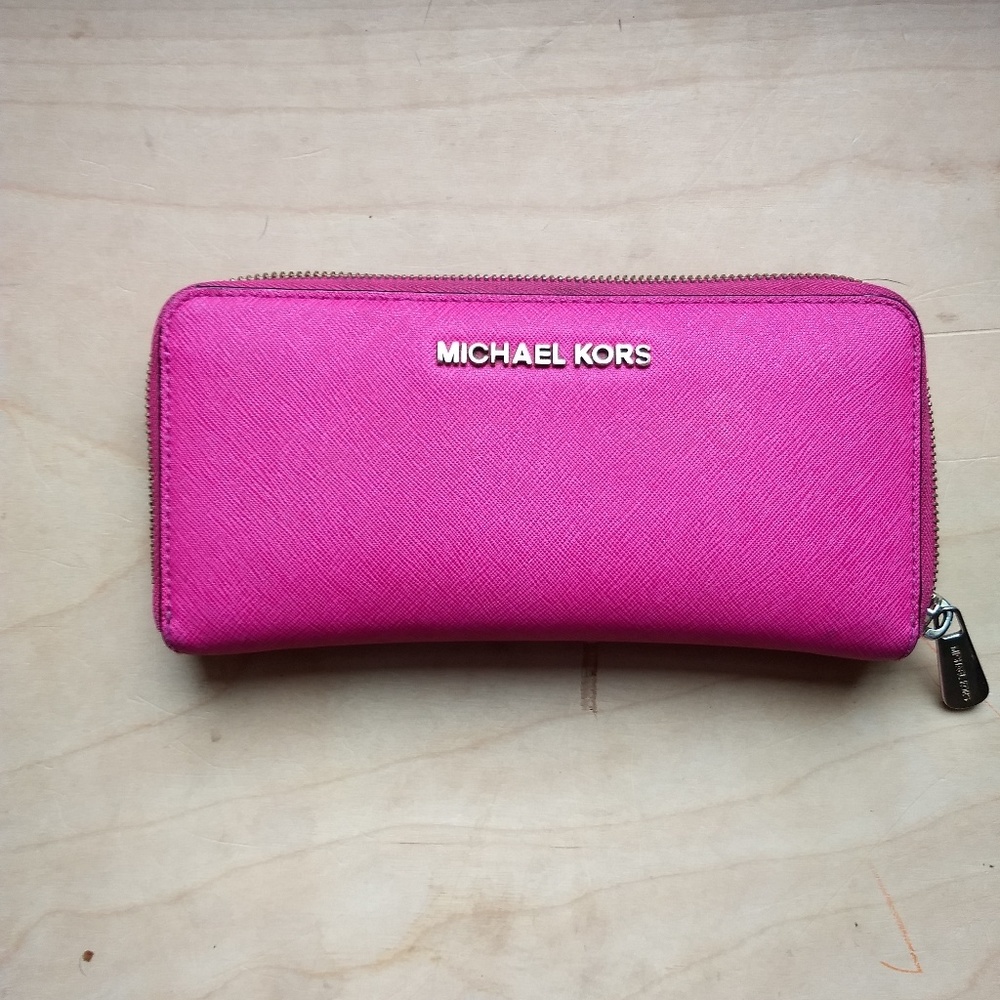 Micheal Kors zip travel wallet